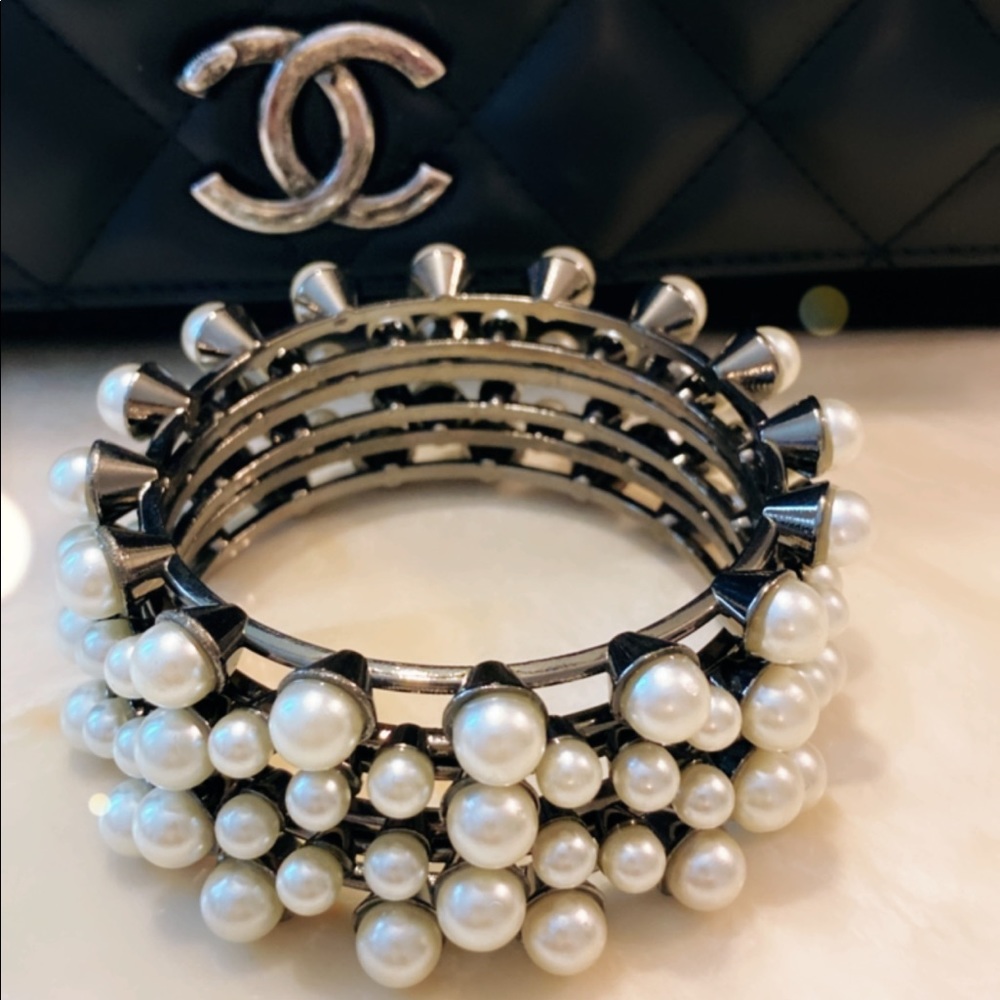 Grey metal and pearl bangle set